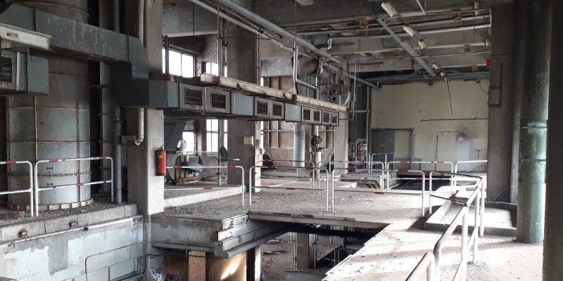 inspecteur van smart advies controleert fabriekshal op aanwezigheid asbest
